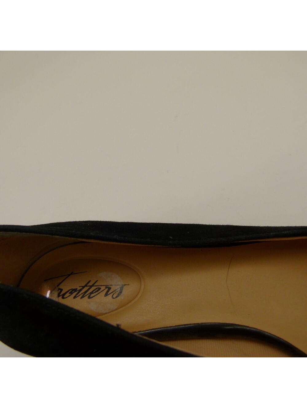 Trotters Black Velvet Heels Gold Hardware Women’s 7M - Picture 3 of 8